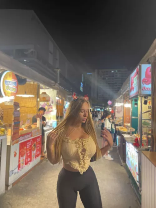 Leggings are my best outfit by Lerchesss_