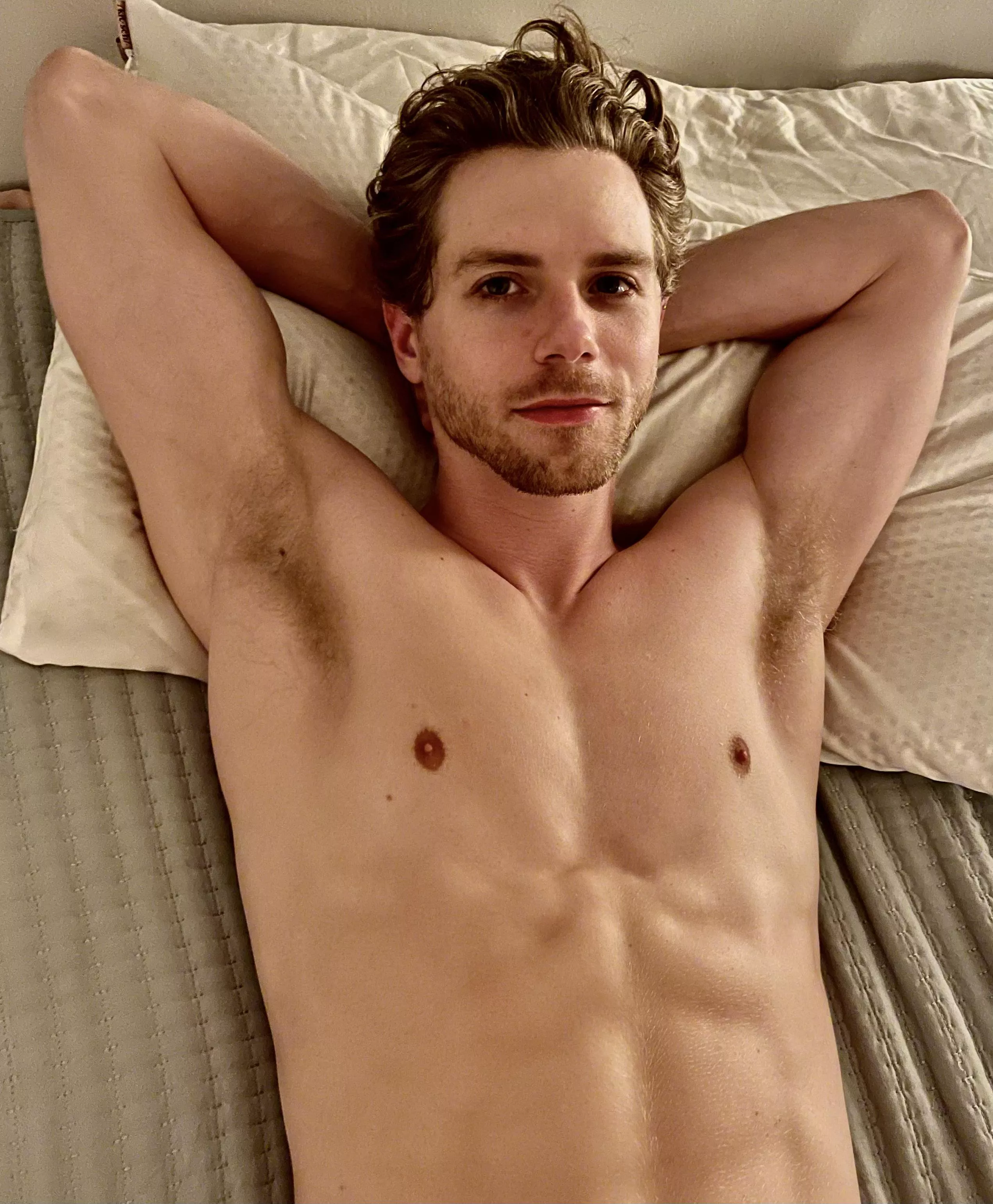 My friend insisted on taking a pic because he said my pits looked good; I hope you agree 🫶🏻 posted by Alurdun-Finn