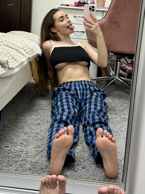 My pretty littles toes deserve your attention..don't they? :3 by Erika_Best