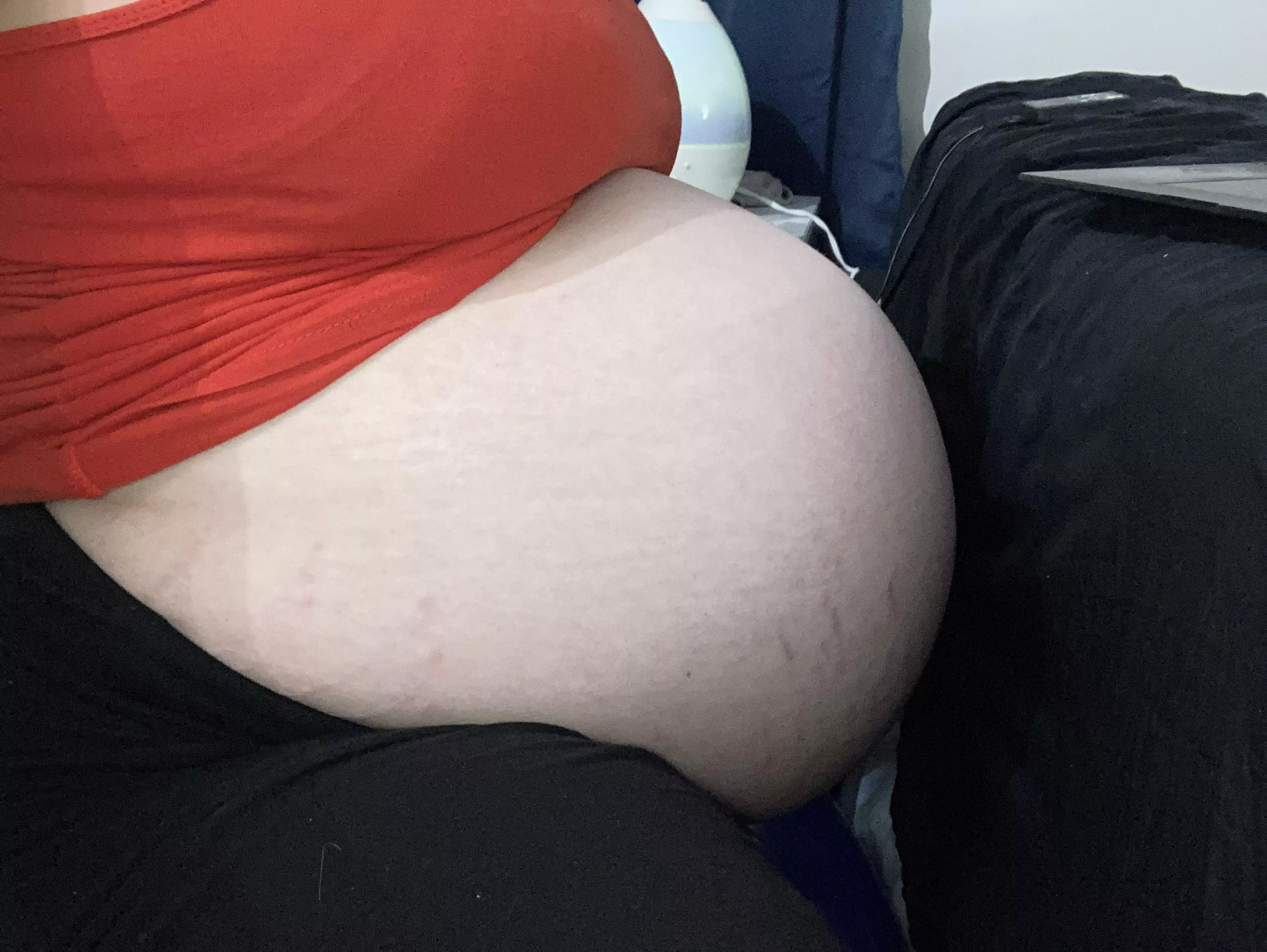 Overdue belly posted by AnnaBubbly