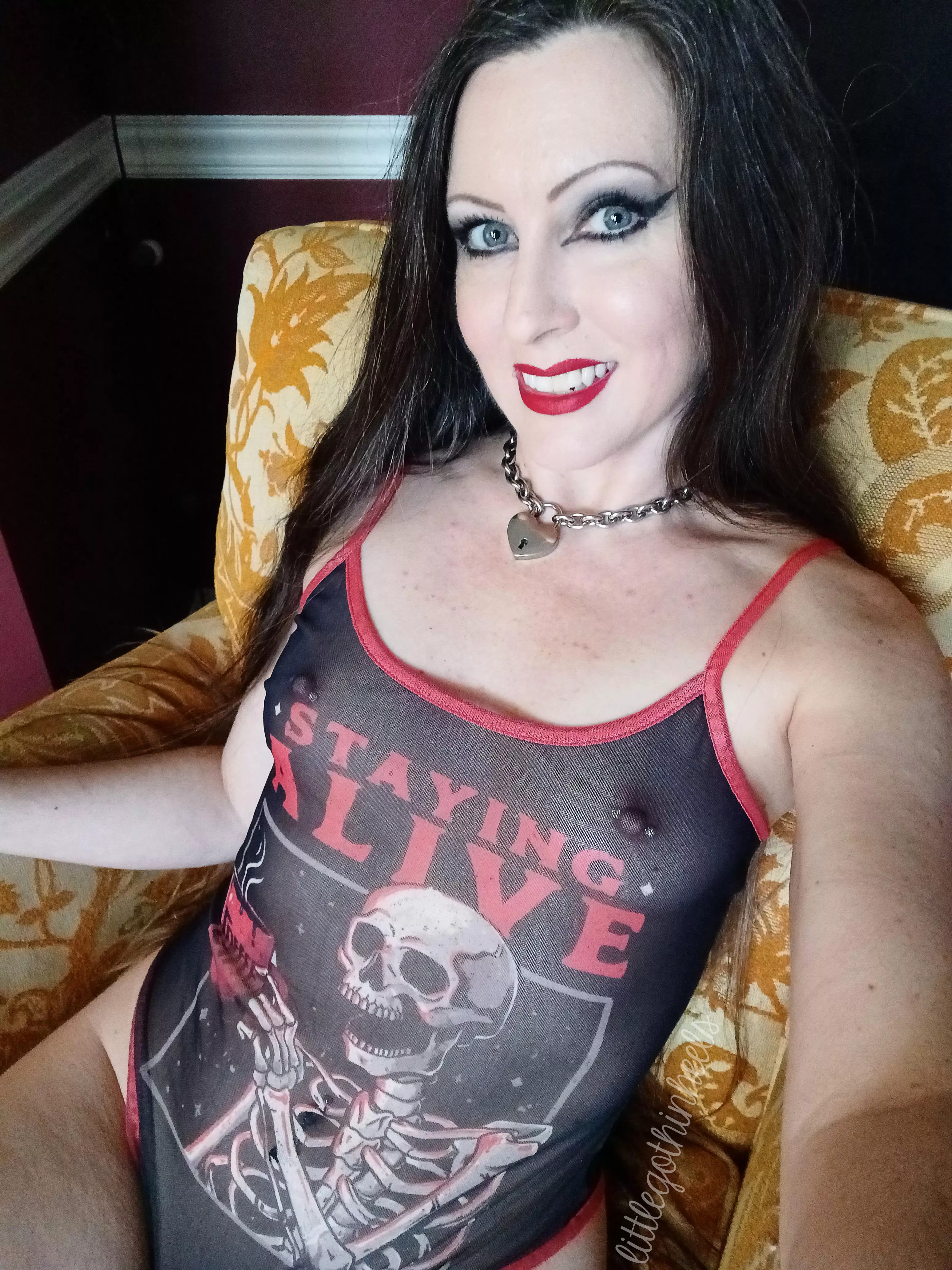 real goth milf (42F) posted by littlegothinheels