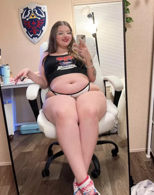 Soon I won’t be able to fit into my XL desk chair 😆 by Mistressbaozii