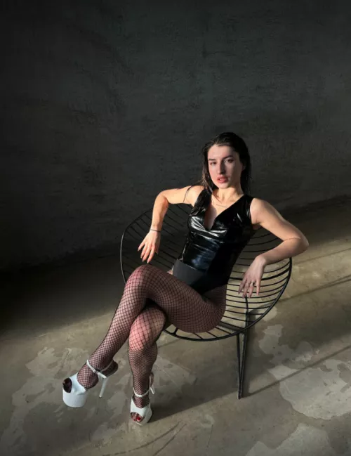 The Queen is here , bow you head before you greet me 👑 by Evamoon94