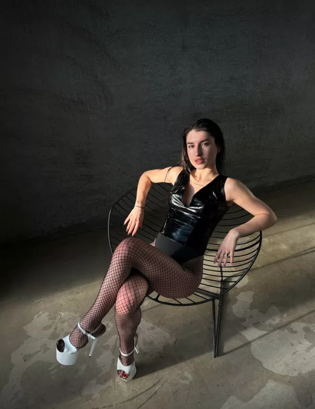 The Queen is here , bow you head before you greet me 👑 posted by Evamoon94