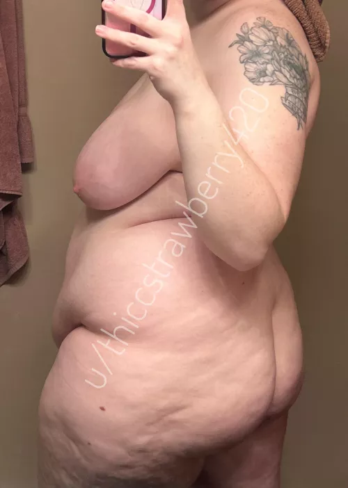 thicc gal with freckles everywhere :) by thiccstrawberry420