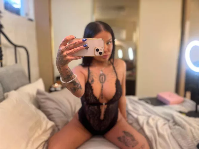 Vem vill se mig naken? by 3IXIE