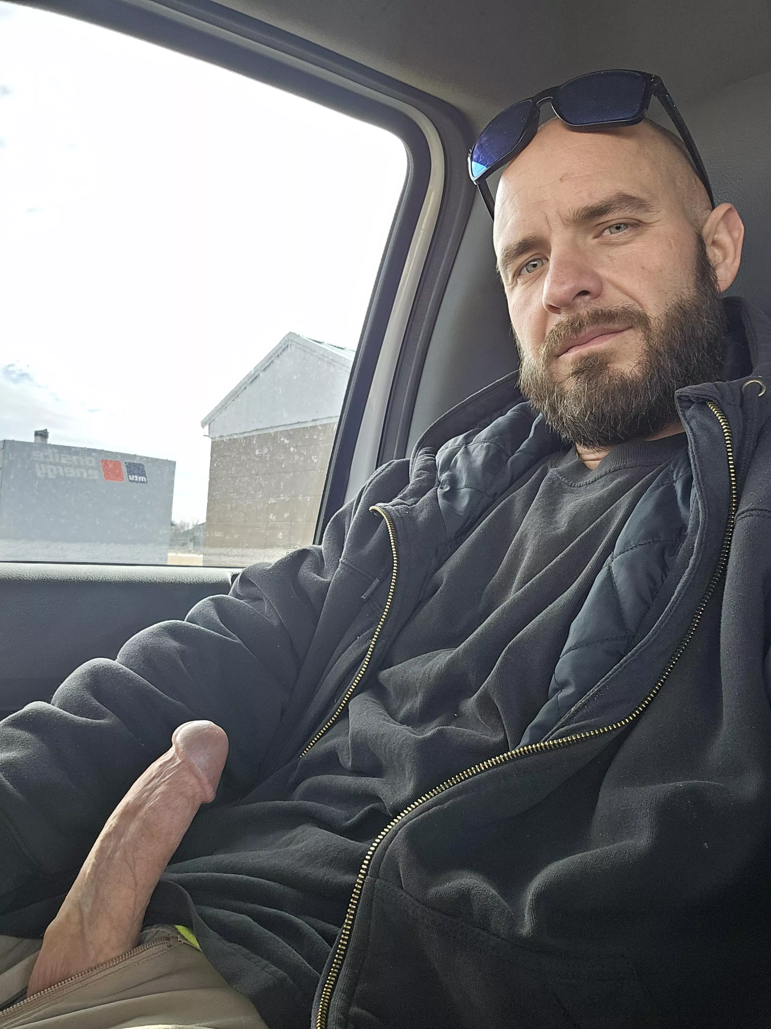 Work is almost over, let's meet up and fuck! posted by Urnextdoorneighbors