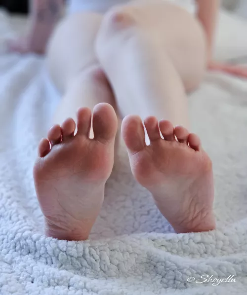 Would you suck my toes? 💞💋 by Shoyella