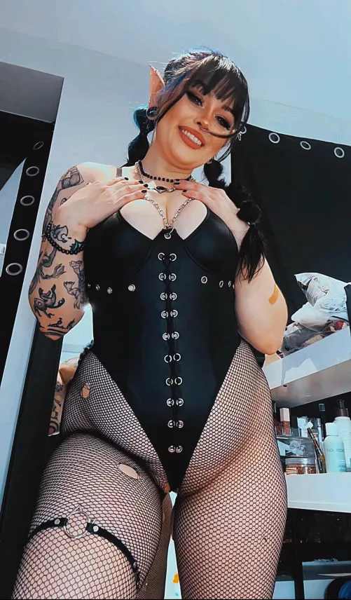 Black looks good on me by NOMADTVS