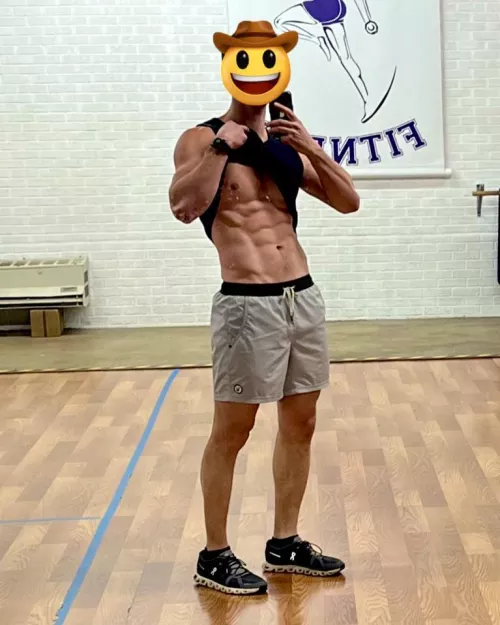 Flashing in the gym by Shred_and_Bread