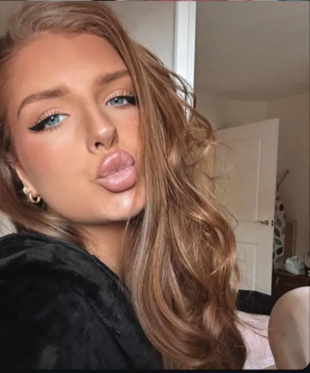 Friend’s insane pout posted by Snoo78665