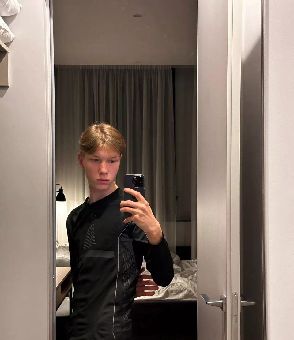 Hello 👋 posted by huff__