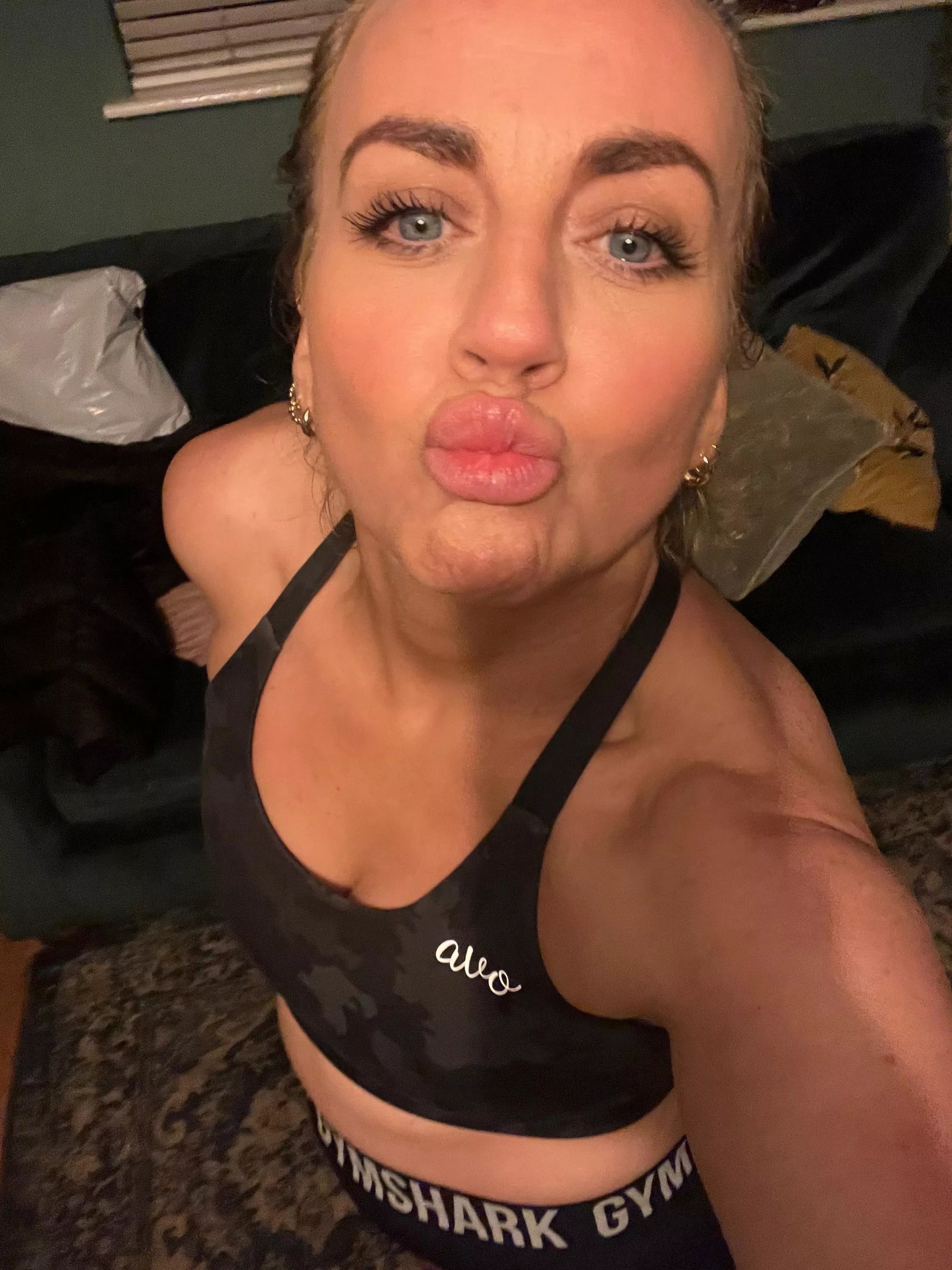 Kisses from a horny 45 year old posted by MamaMiaV
