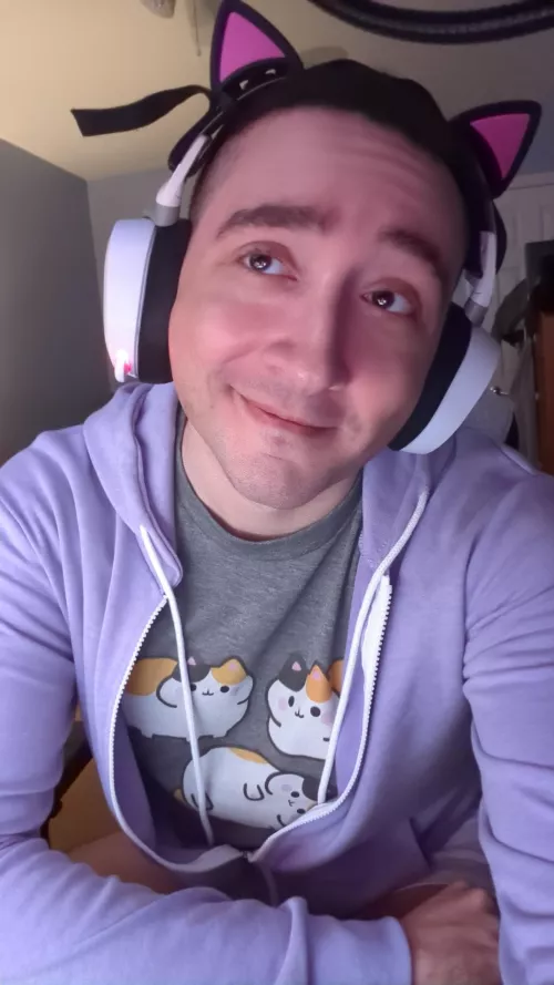 Okay, turns out I really like lavender 🤣 (also I'm in love with my fat cat shirt 😻) by Buckyboii