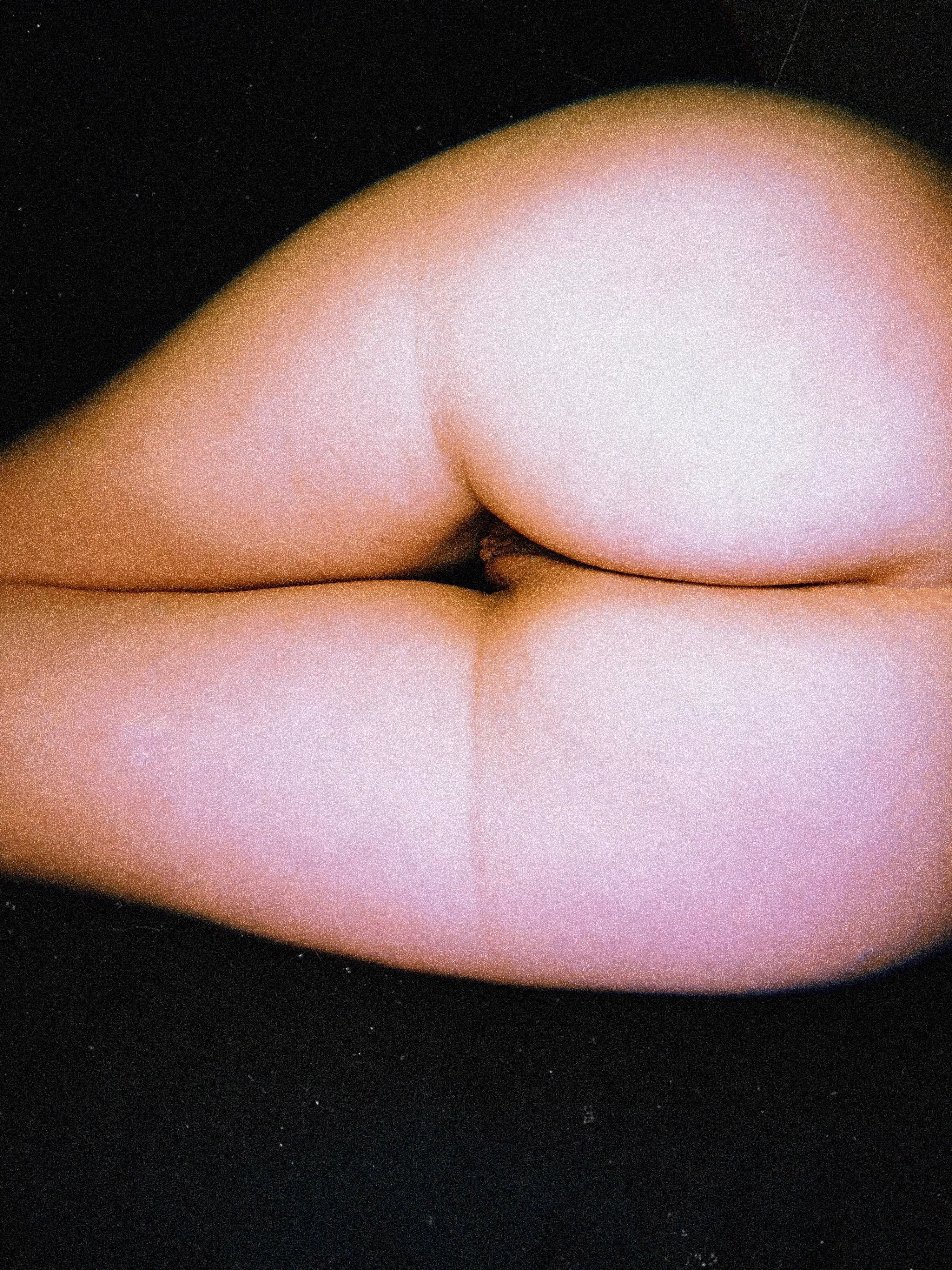 Playing in the darkness posted by eroticaxveronica