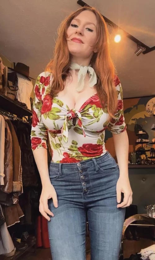 Roses are red… 🌹 by Lonkane