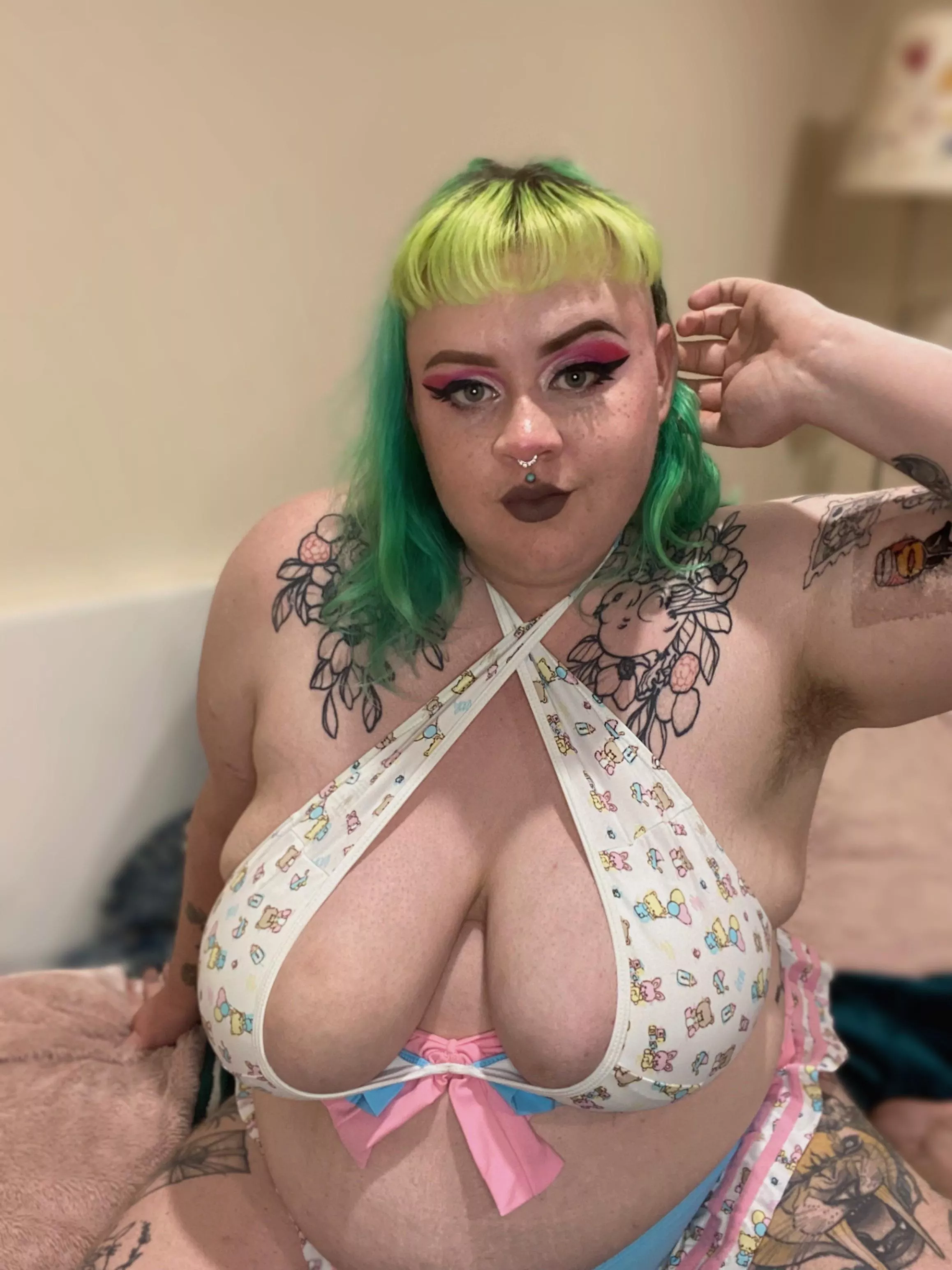 Sniff my sweaty pits posted by peachwitchprivate