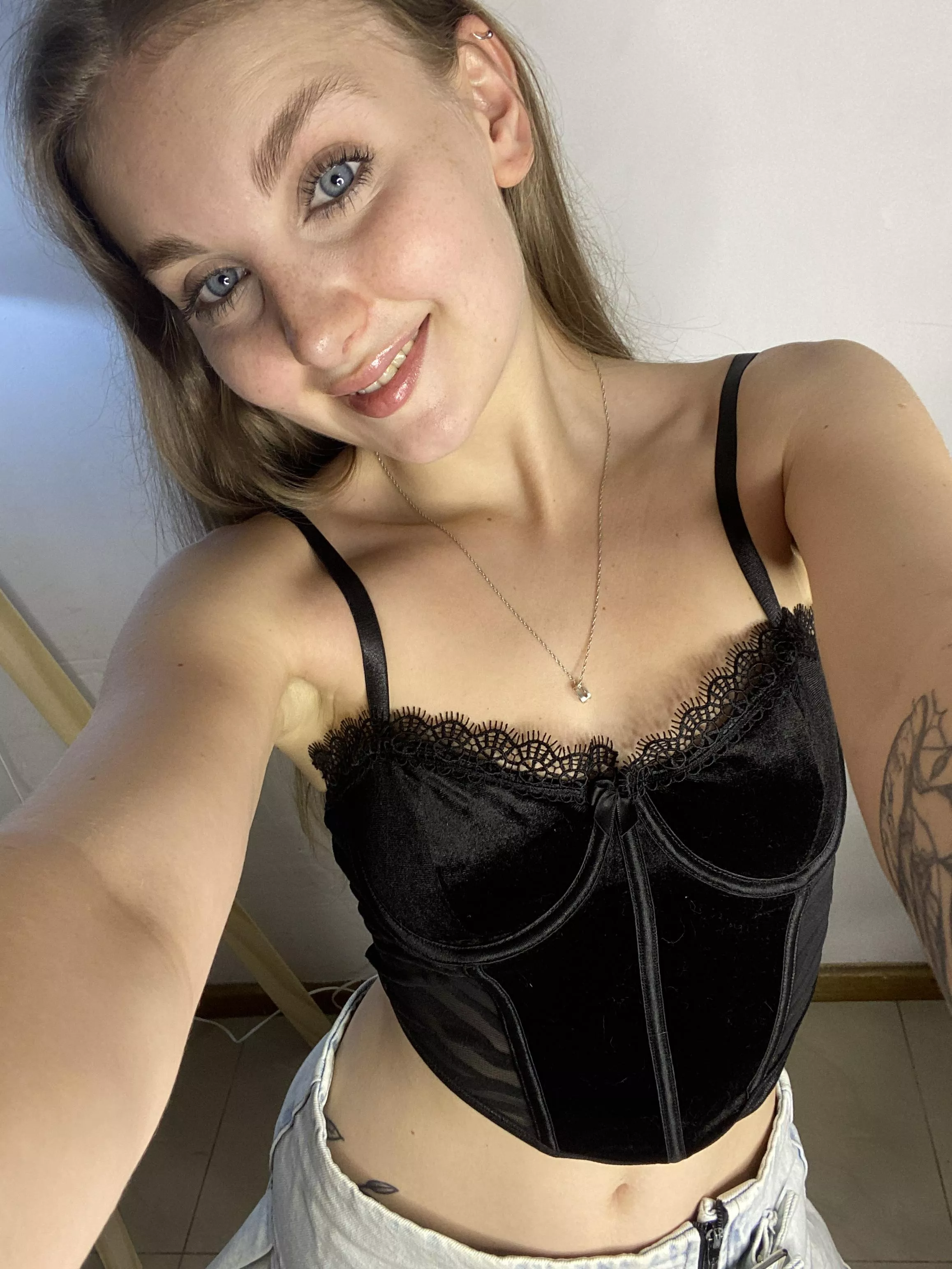 Am I attractive to be your friend? f19 posted by steve8917133