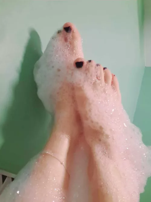 Coucou. Devinez pourquoi j'ai du laver mes beaux pieds 🤭 by lespiedsdelilie