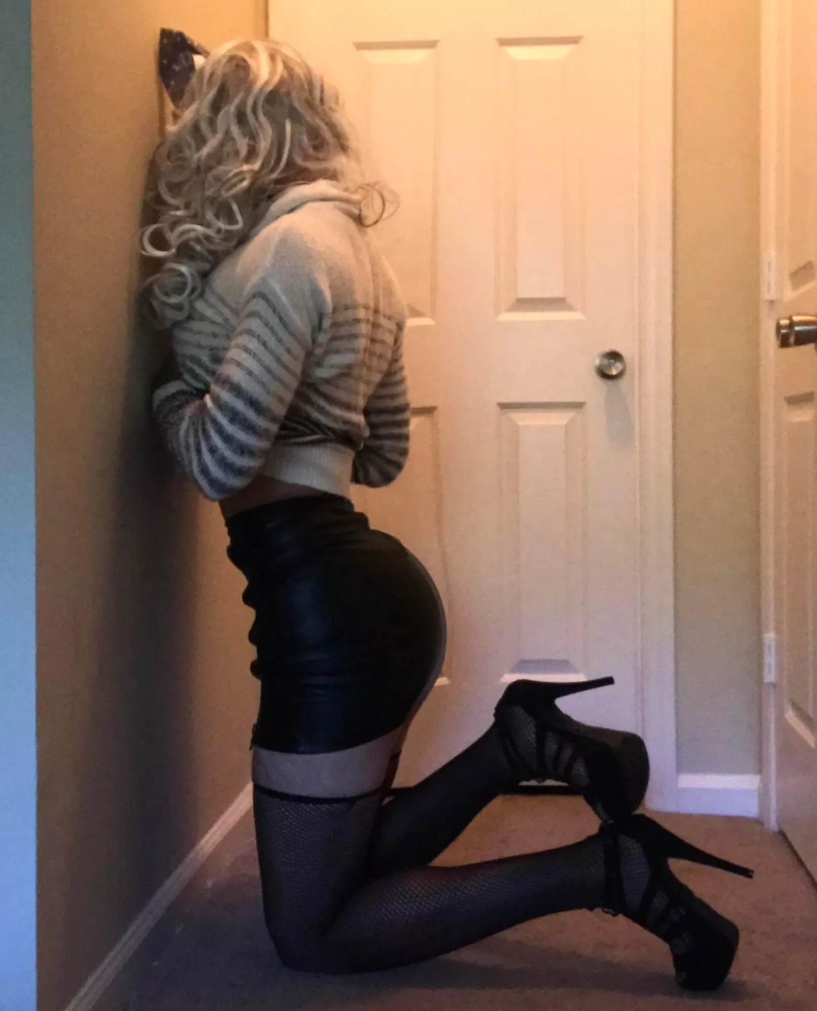 Hi :) posted by Laurenhighheelfemboy