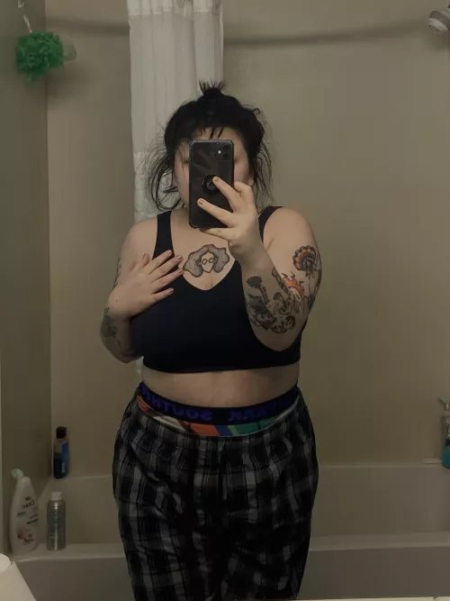 it’s giving hourglass ⏳ by g0thmxlf