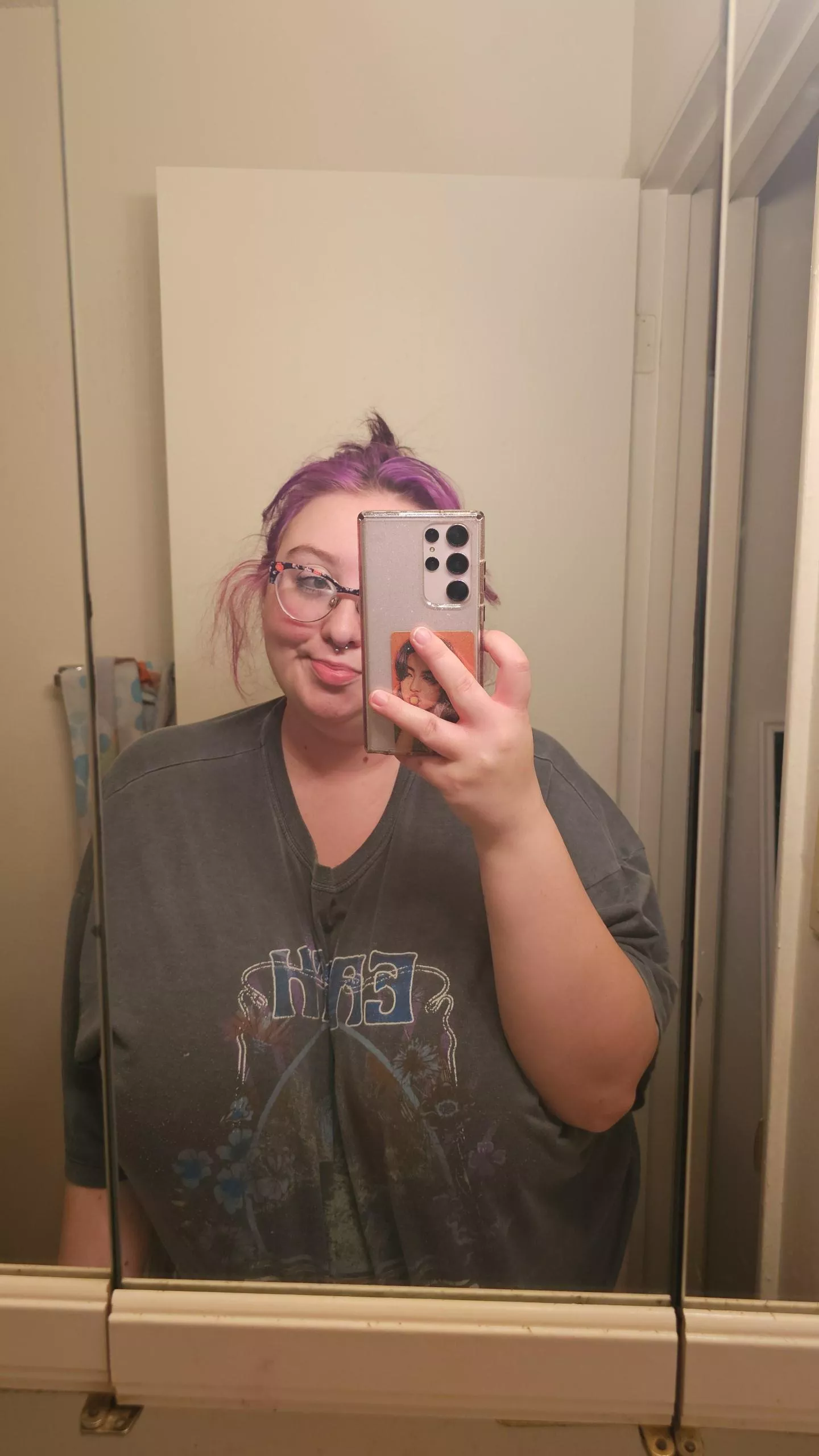 Lil messy hair big t shirt selfie, halfway thru the week🥳 posted by sapphiremelonz