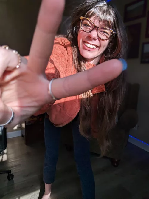 When life gives you sunshine, make a happy peace sign.🌞🕊 🍑 [GFE][PTY] by xobondaixo