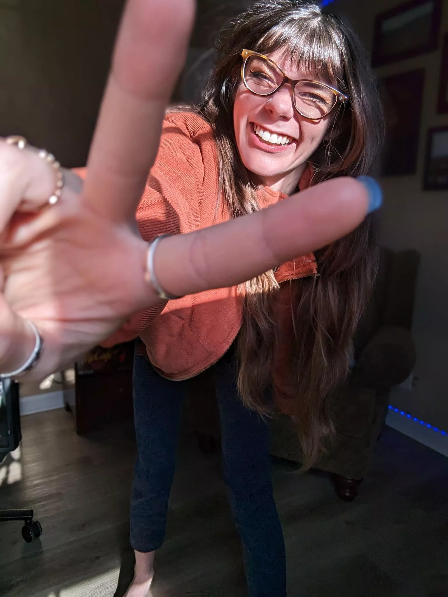 When life gives you sunshine, make a happy peace sign.🌞🕊 🍑 [GFE][PTY] posted by xobondaixo