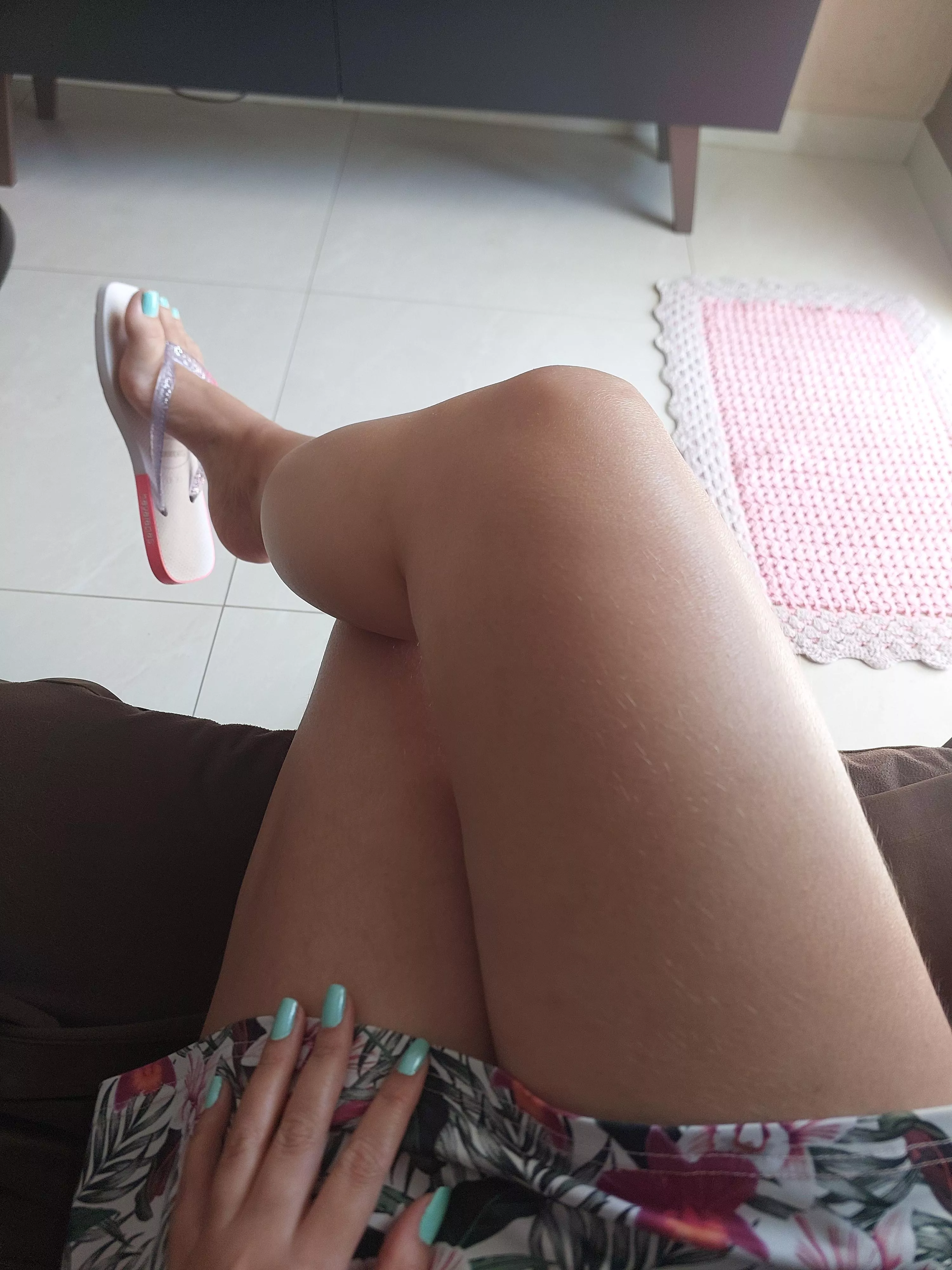 Crossed legs posted by Isiscristine