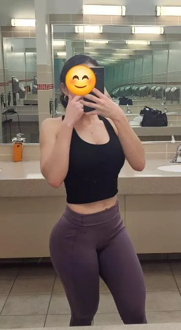 (F) Would you look at me in the gym? posted by sxylatina4