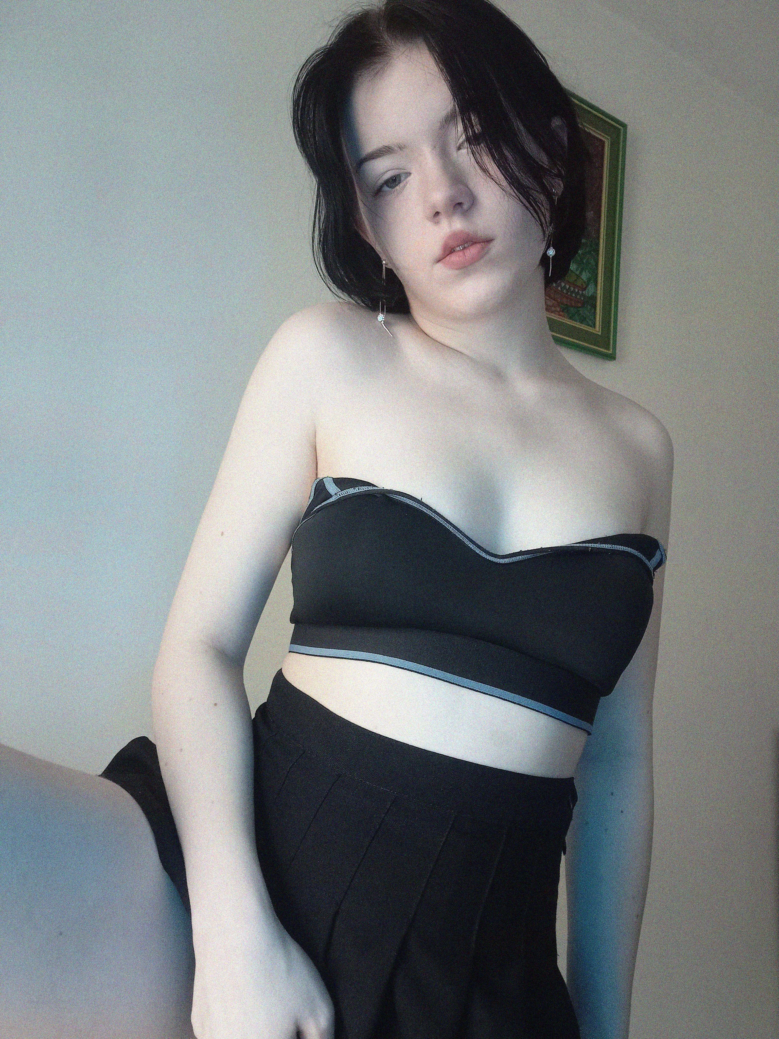 I'm 19, naughty, wild and have a thing for older dirty guys, is that a problem? 🖤 posted by CurveAcrobatic1279