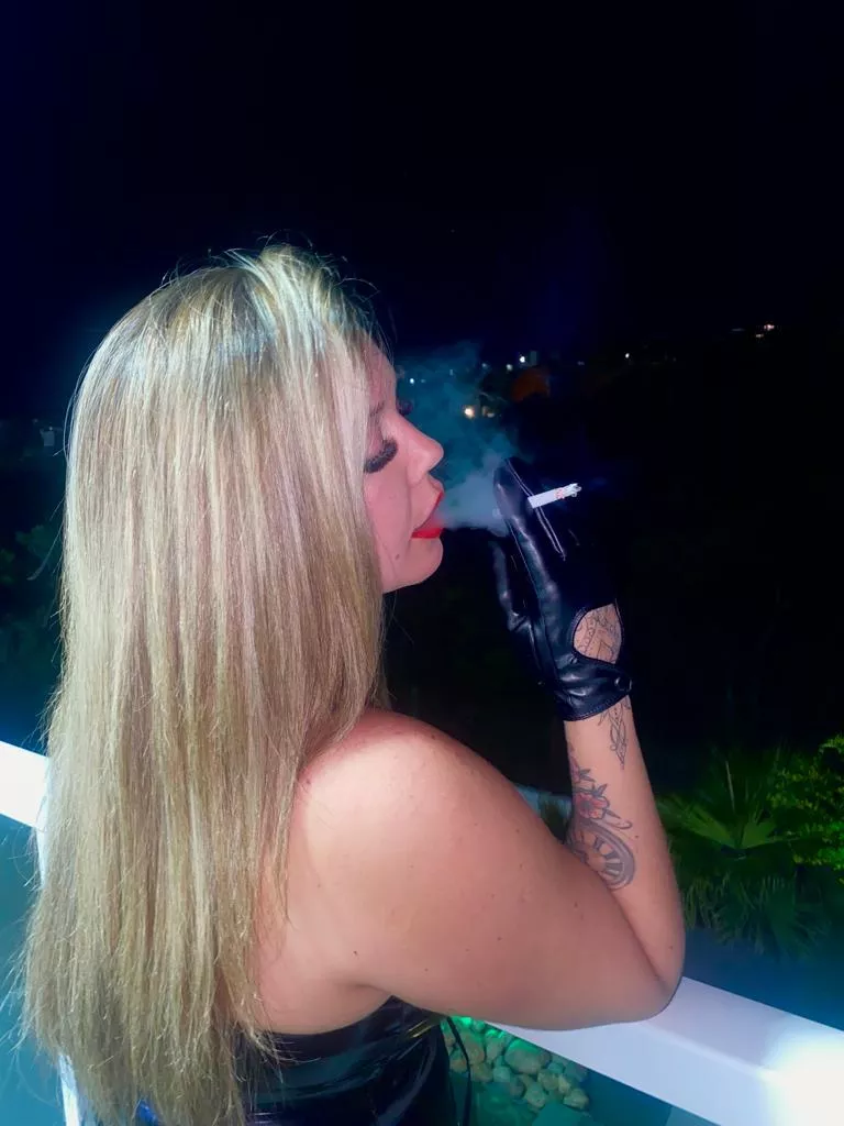 Leather gloves makes smoking even sexyer. Who agrees? 💖❤💝 posted by Spicyninah