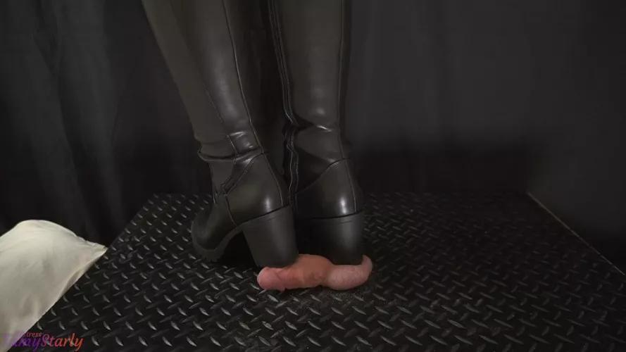 Look at my heel going deep into the balls by TamyStarly