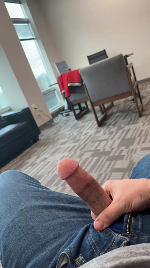 Loving my new office 🙌 DMs are open for some Friday fun by MrJJ19