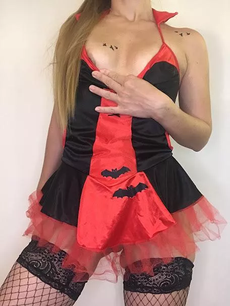 ​This vampire girl can't sleep. Do you want to come with me? ​ posted by Lilith-Peach