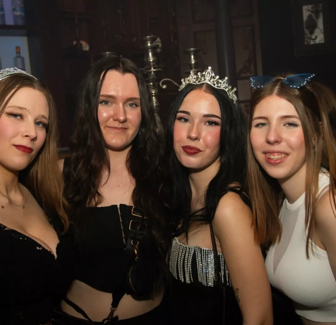 [4] pick one for a facefuck posted by ledegg