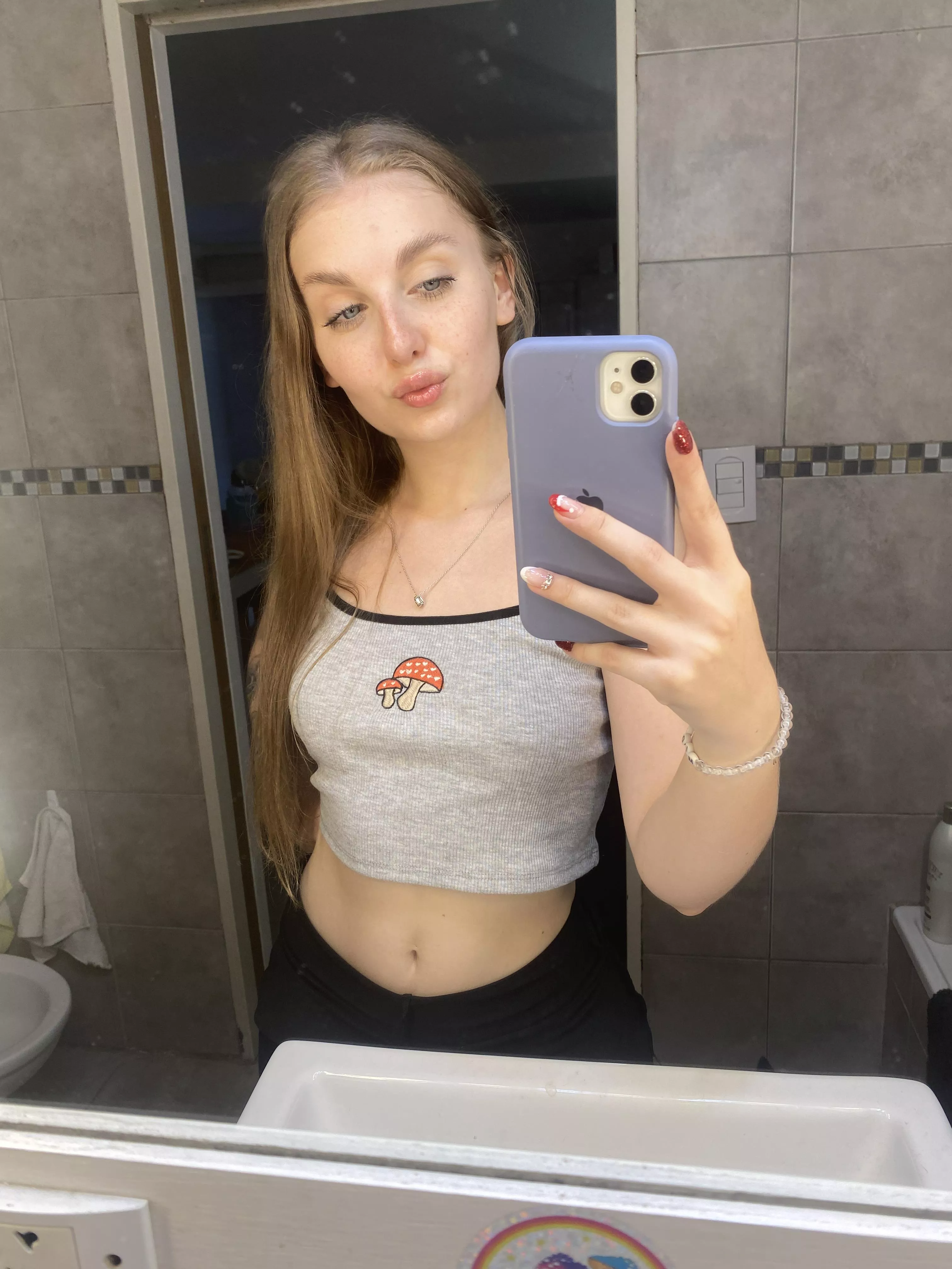am I (F19) hot for a college 19yo? be honest please posted by steve8917133
