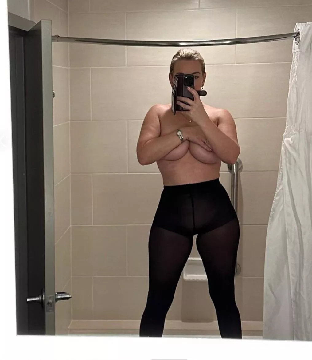 Before work hotel bathroom selfie posted by Flygirlpantyhose