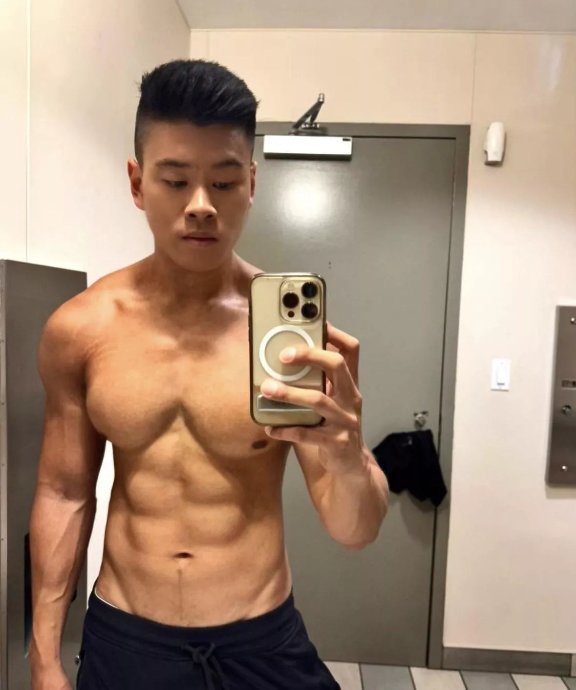 “Bro, how’s the gym pump? Think she’d like it?” posted by damienlou