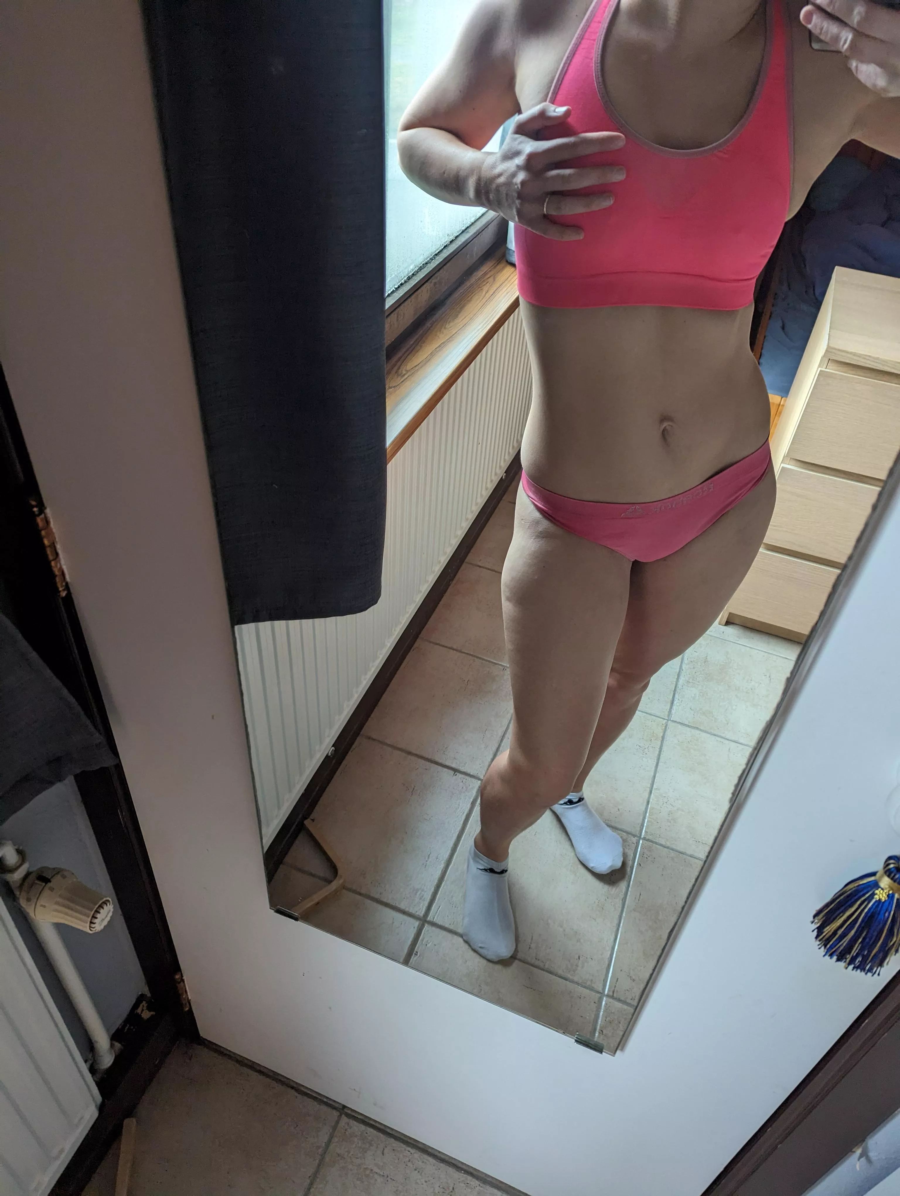 Ever seen a naughty married girl working out? posted by glamworkingmom