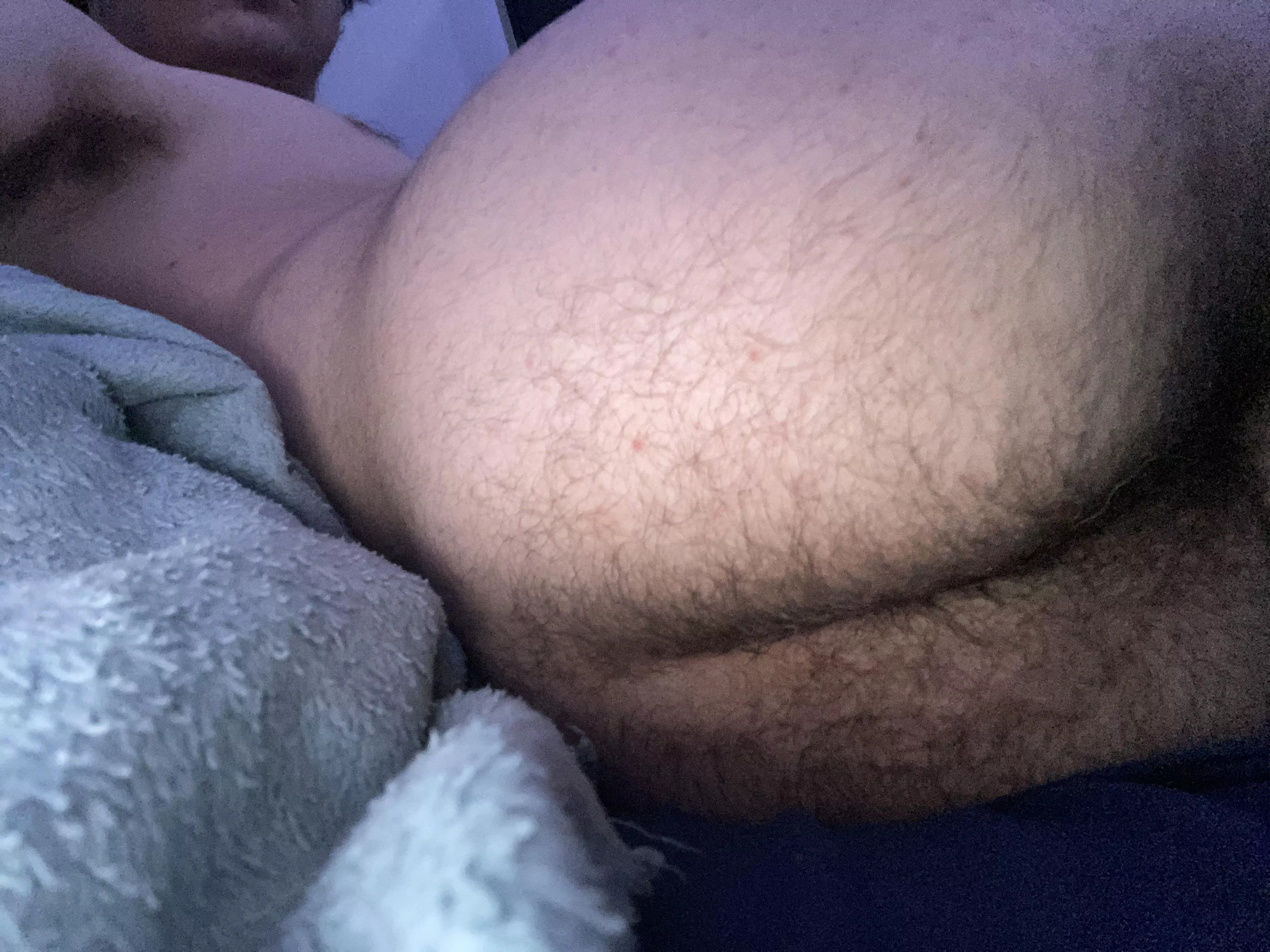 Hairy and in bed posted by colwinz_