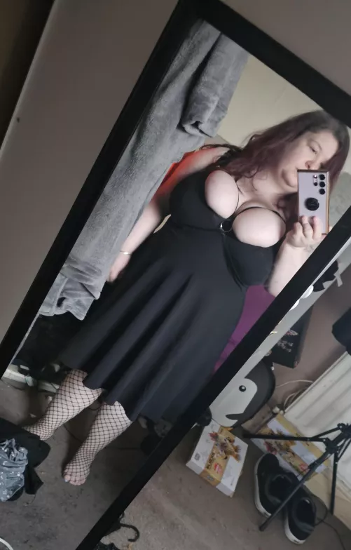 I know its -2°c today but I don't care , this dress needs to be worn by Hollow_Insanity