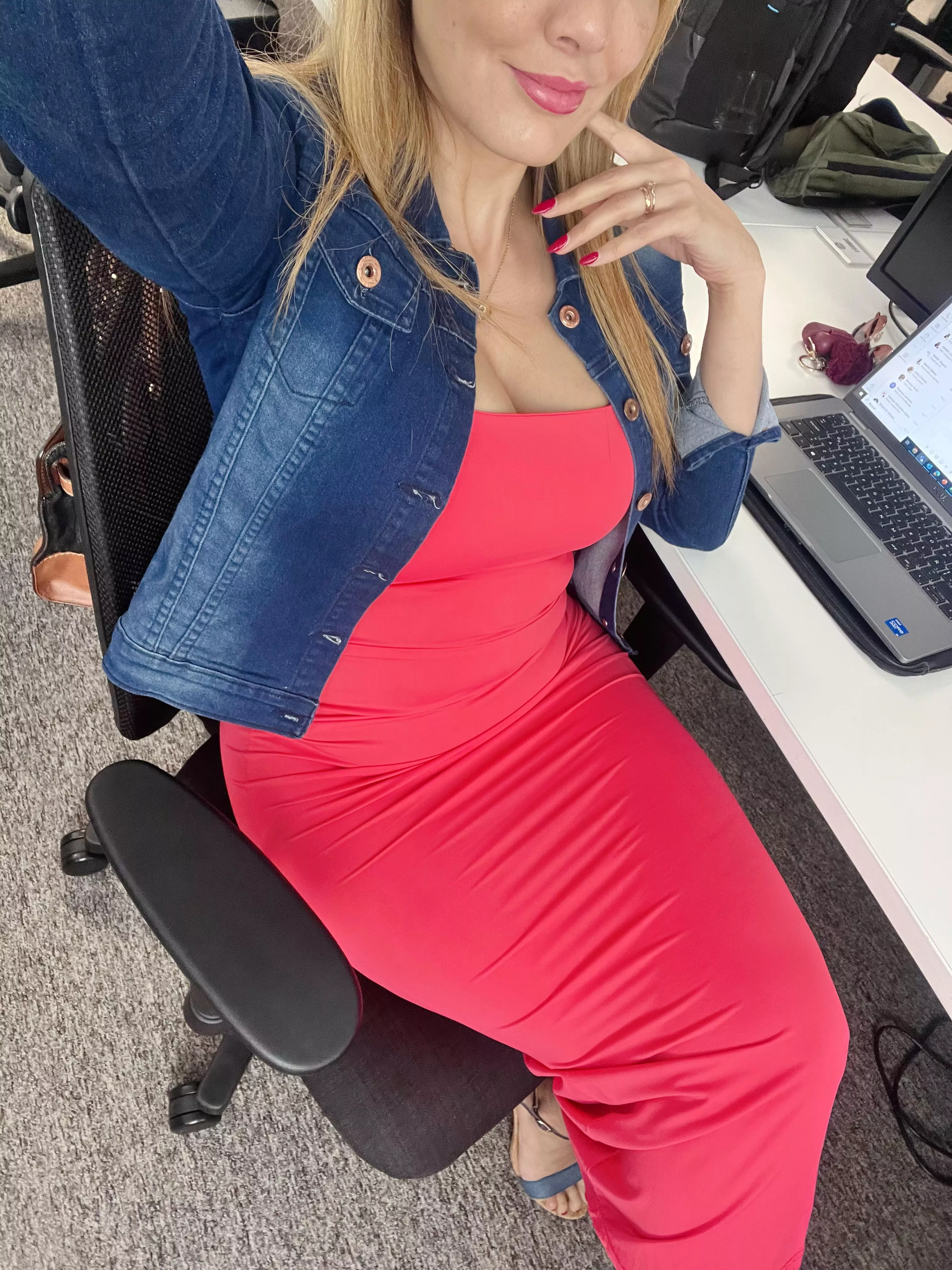 I love wearing tight dresses to work posted by chloeof