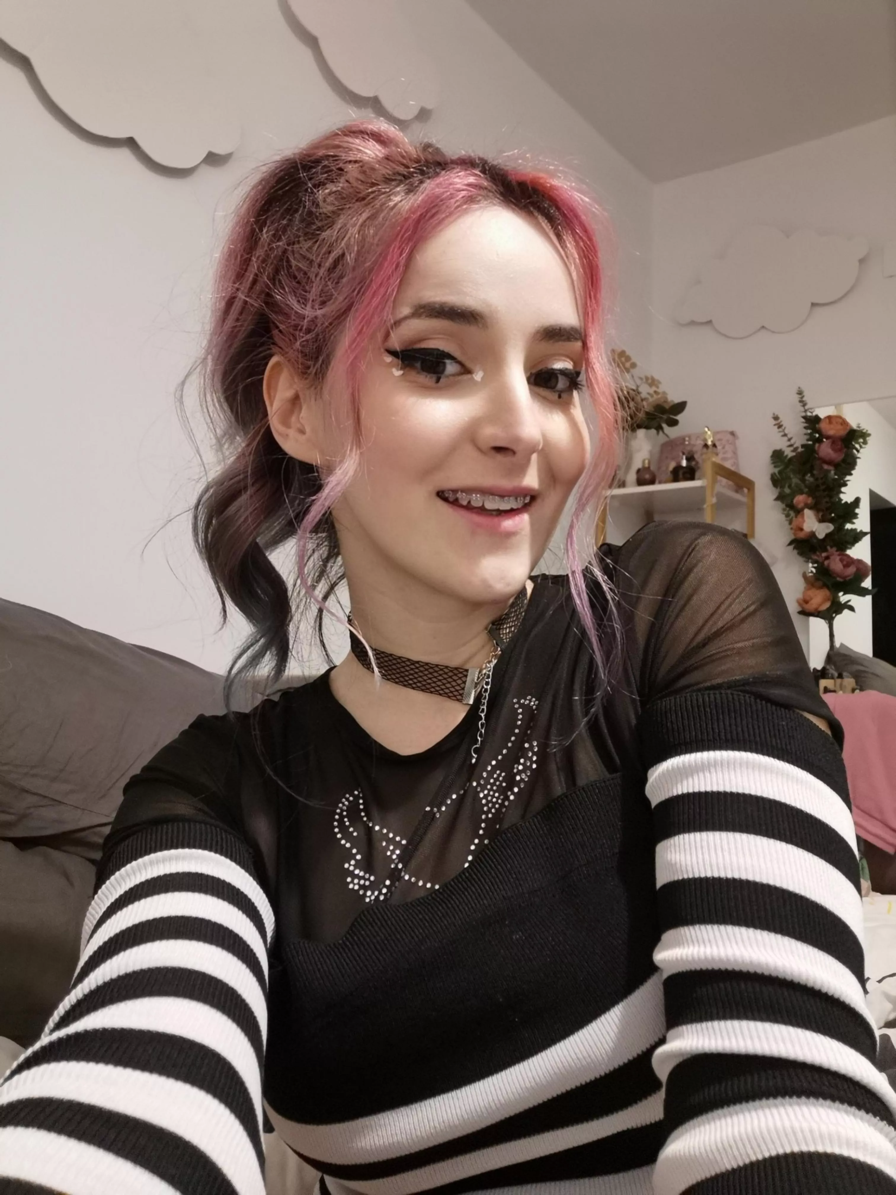 Last selfie of the day before I go to sleep! Good night NeonHair lovers! Muah! posted by miremi137