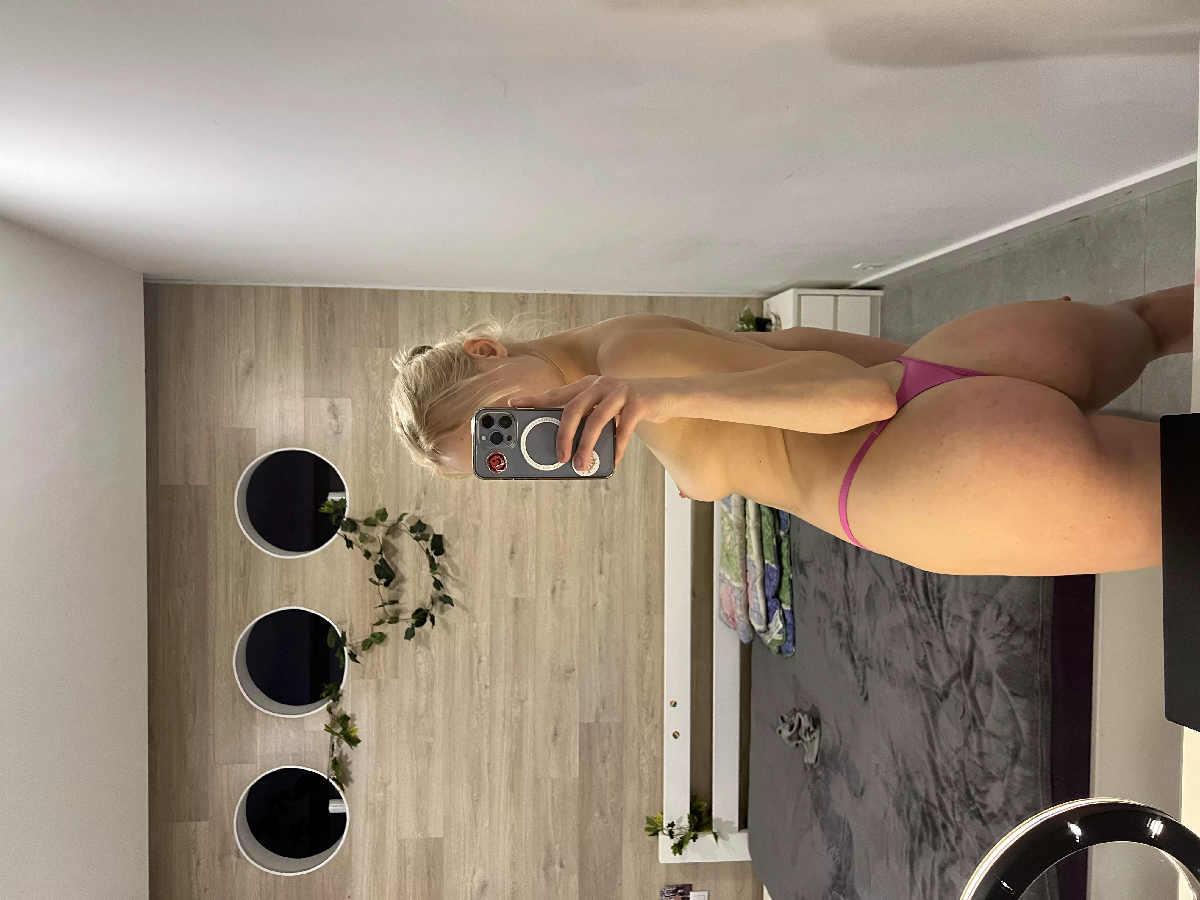 Looking for a brave men who eat ass on the first date posted by Muza_for_love