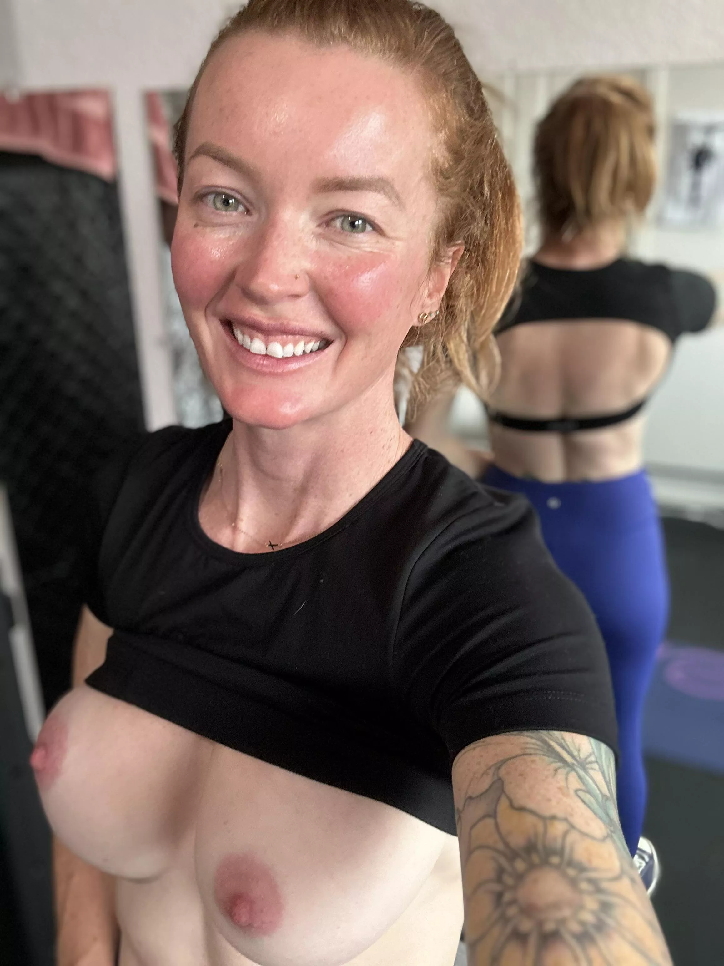 Mid workout flash. [f] posted by fitredd