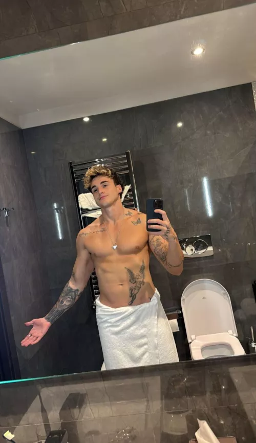 Time flies over us, but leaves its shadow behind. by bistomasto