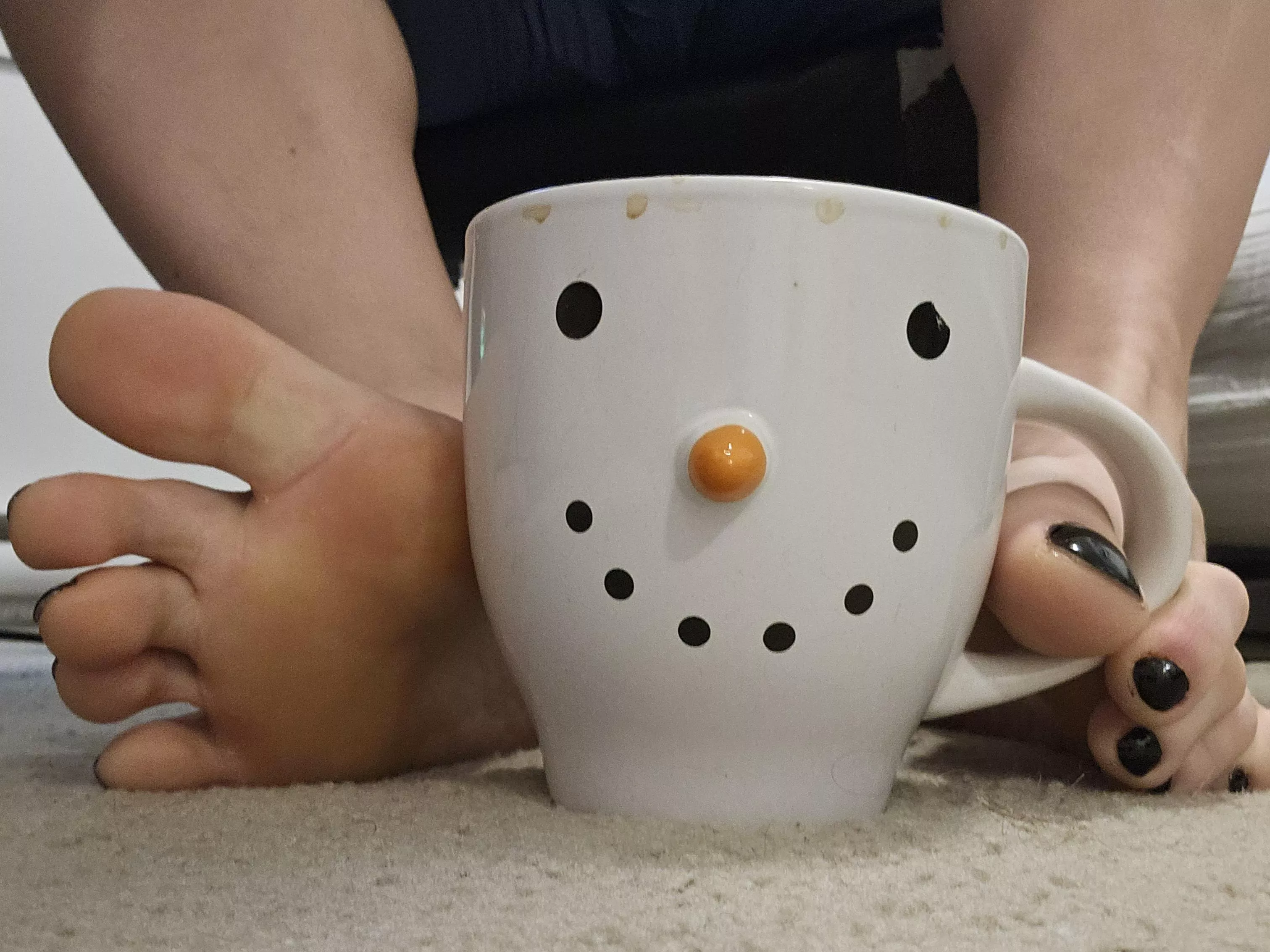 You could be this happy too with my feet around you posted by sissysarah_cd