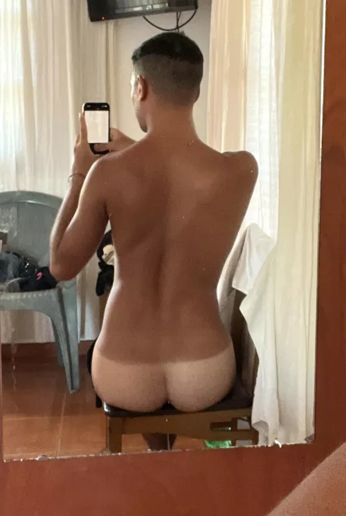 You like my tan line? by twinklatino97