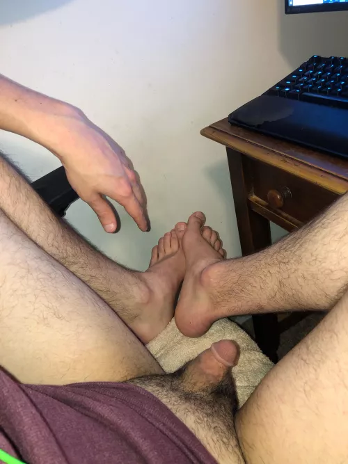 26 any Latino/Arab dudes into piss and feet/hair and wanna be messy with me pissing and cumming on ourselves hmu ;) kitret63 by nudegamerbro